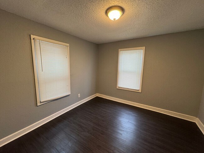 Building Photo - Fountain Square 3 Bed 1.5 Bath