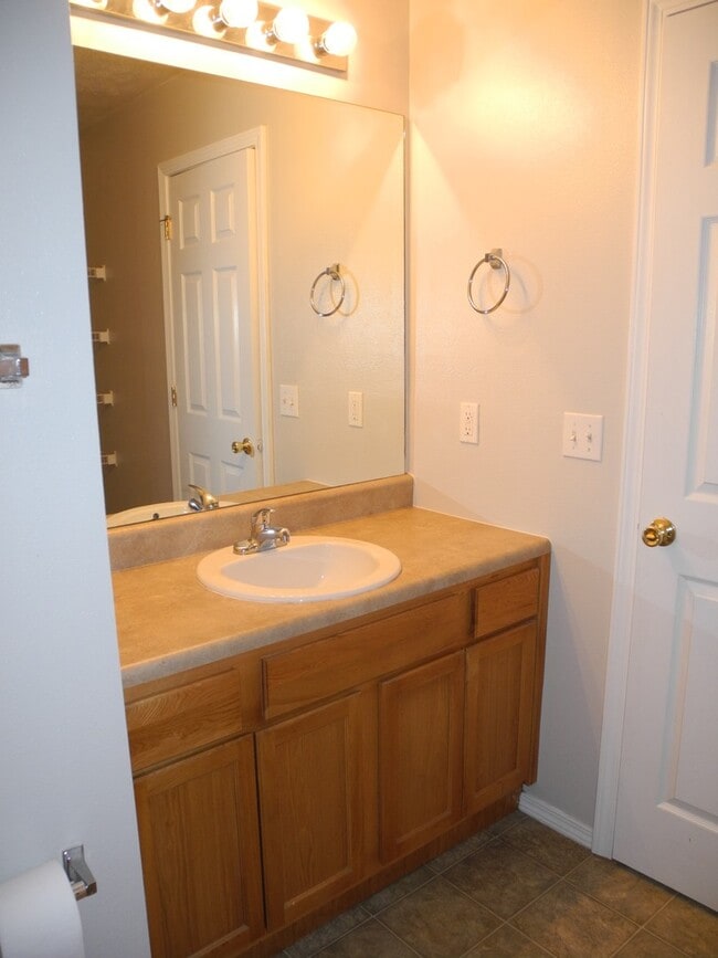 Building Photo - Single-Family Home in Merriam Woods