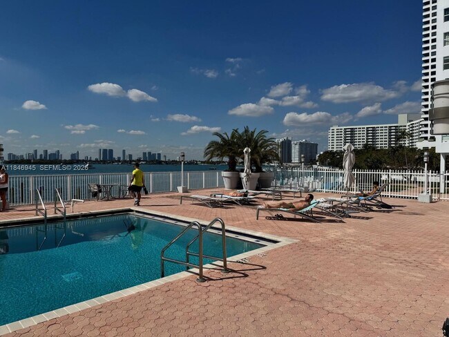 Building Photo - 1228 West Ave