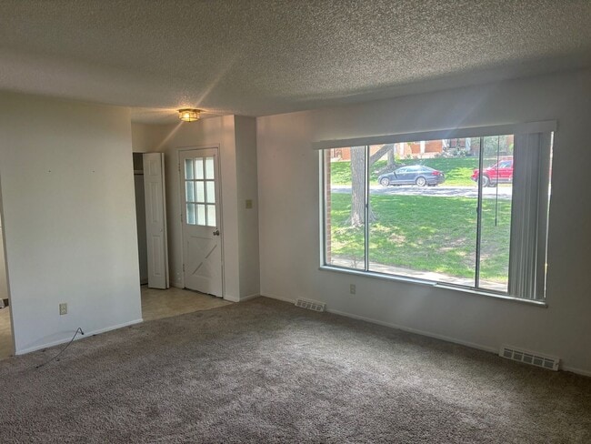 Building Photo - Updated 3bd/2.5ba Townhome in Lakewood