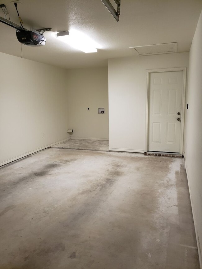 Building Photo - Spacious NISD home