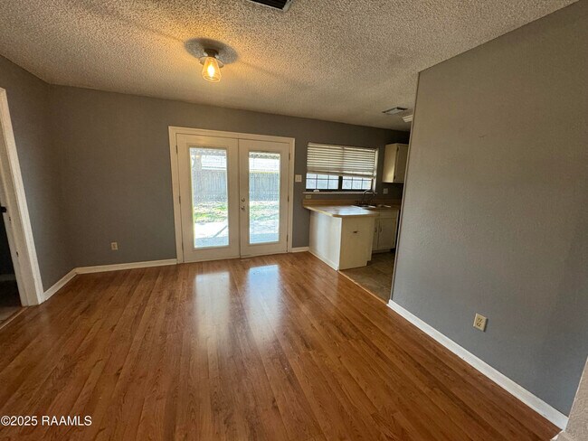 Building Photo - 107 Village Ln