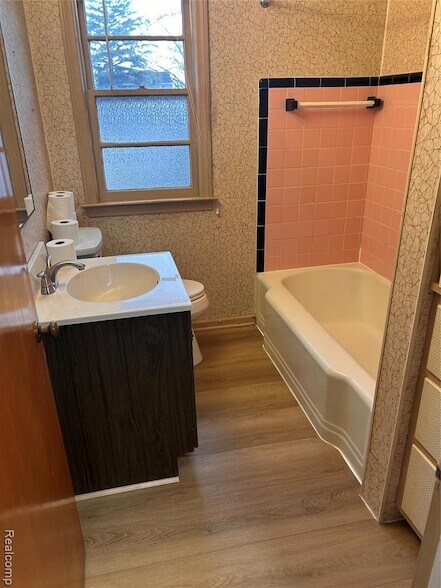 Building Photo - 1136 W Rowland St