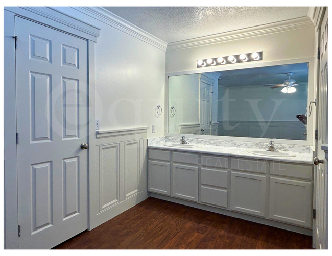 Building Photo - 8045 N Plum Creek Dr