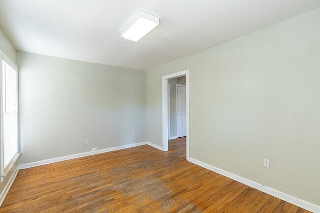 Building Photo - Large 2 story Home