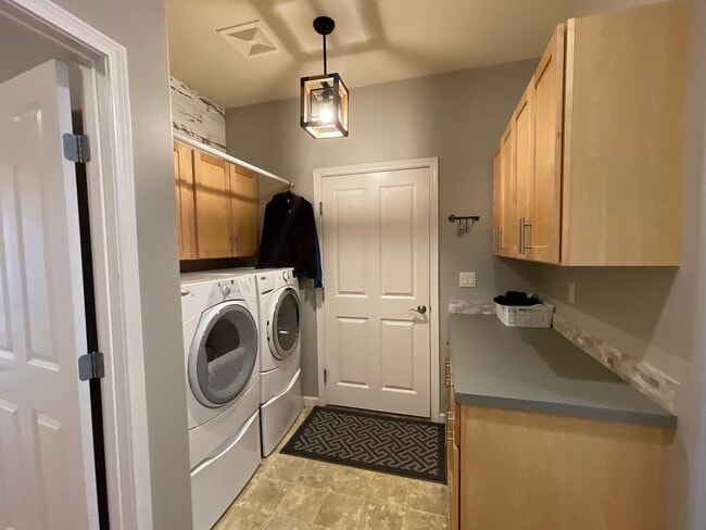 Building Photo - AVAILABLE NOW: Spacious 4 bdrm, 3 bath home in Cedar Ridge Development!