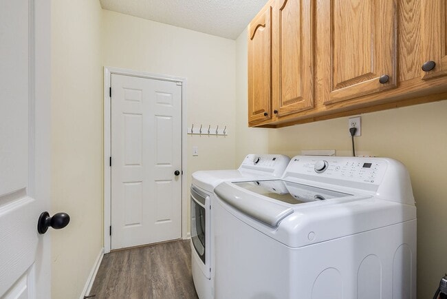 Building Photo - Spacious 3 Bed, 2 Bath Home with Large Bon...