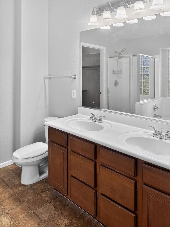 Building Photo - Beautifu;l 4Bed/2.5Bath, Private Pool Home!
