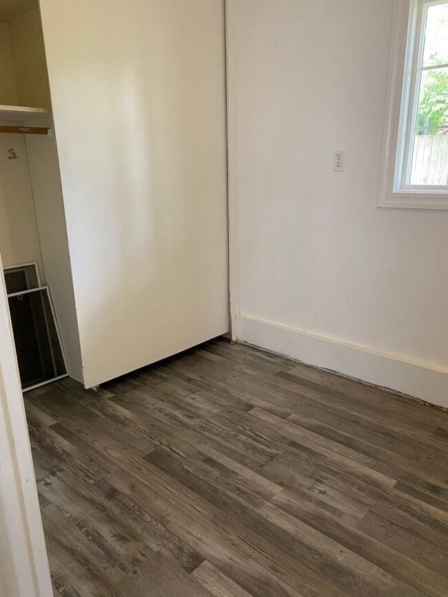 Building Photo - 4 bed 1 bath