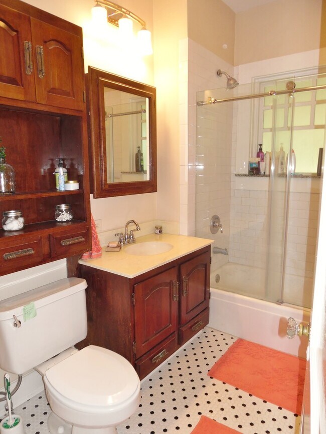 Building Photo - Bungalow in Mistletoe Heights!