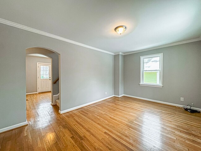 Building Photo - Charming 3 Bed 3 Bath Sitting On A Large Lot In Beautiful Summit Veitch