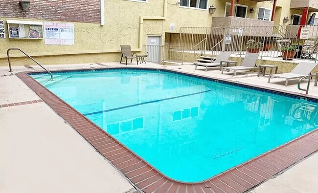 Building Photo - 1242 S Barrington Ave