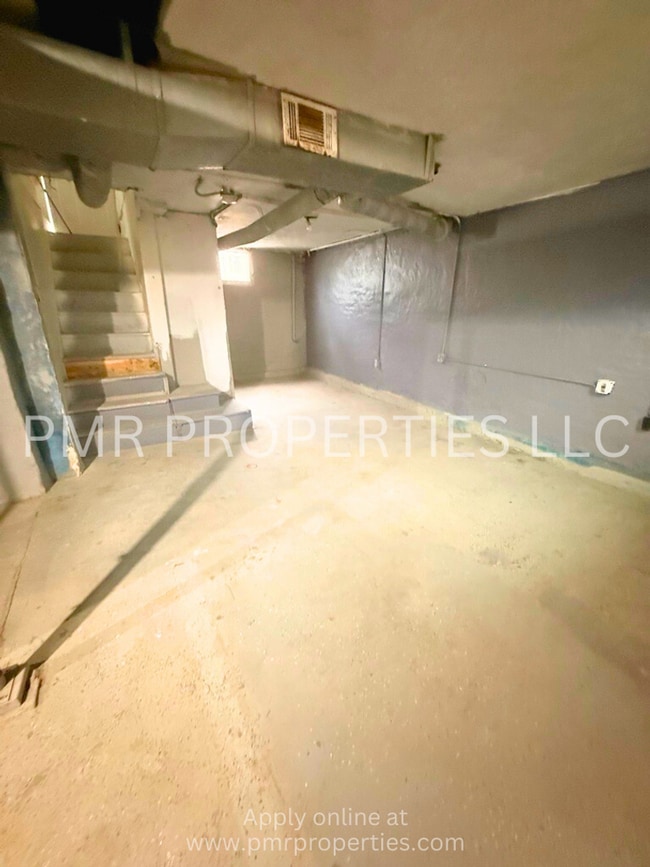 Building Photo - 3 Bedrooms / 1 Bathroom House