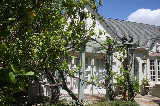 Building Photo - 2421 Heliotrope Dr