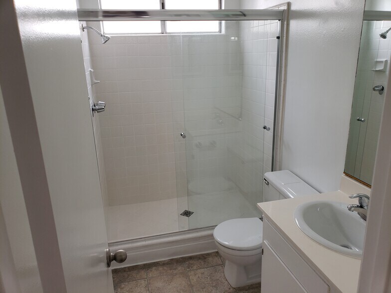 3/4 Bath - 12333 Texas Ave