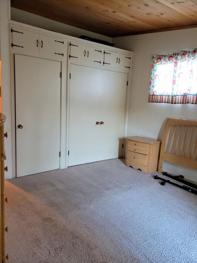 Building Photo - Mostly Furnished Bishop home with large li...