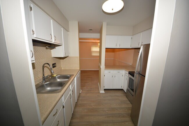 Building Photo - 4330 Villa Dr