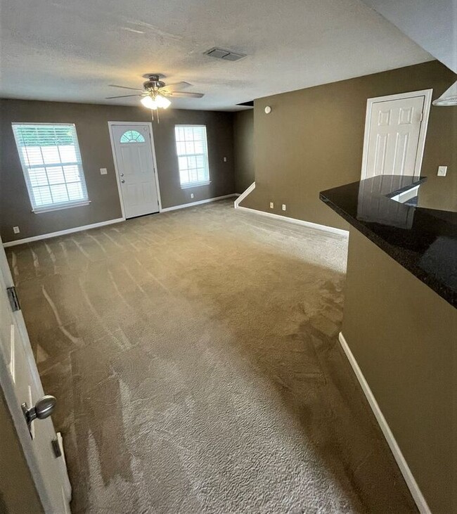 Building Photo - 3 Bedroom Townhome in Barfield Commons