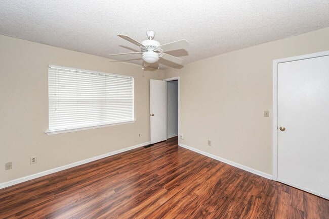 Building Photo - 2 Bedroom, 1.5 Bathroom Townhome in Island Bluff - James Island