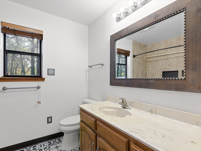 Building Photo - Gorgeous 3 bed room 2 bath in Decatur