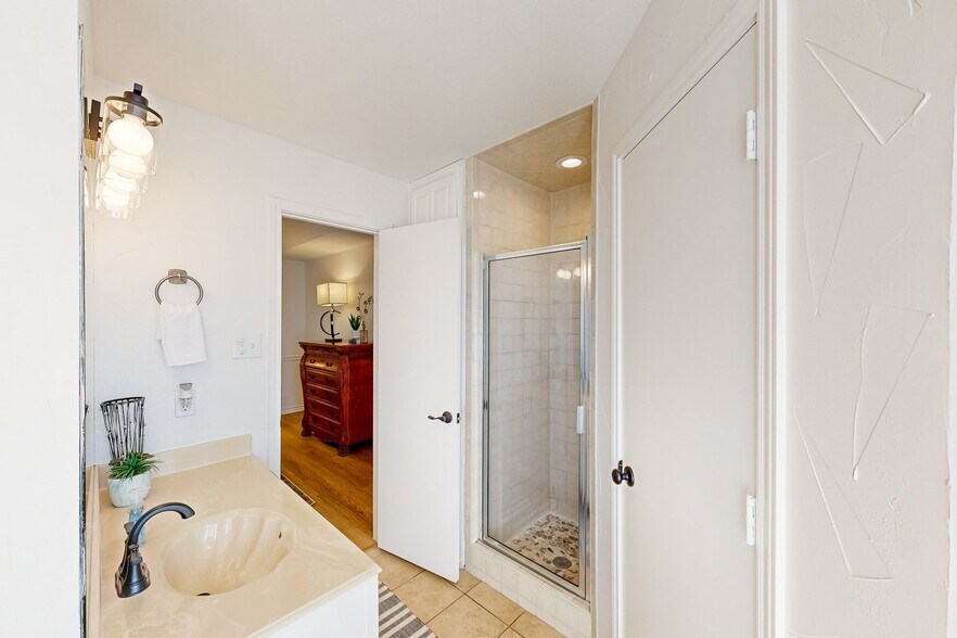 Building Photo - 941 Lakeridge Dr