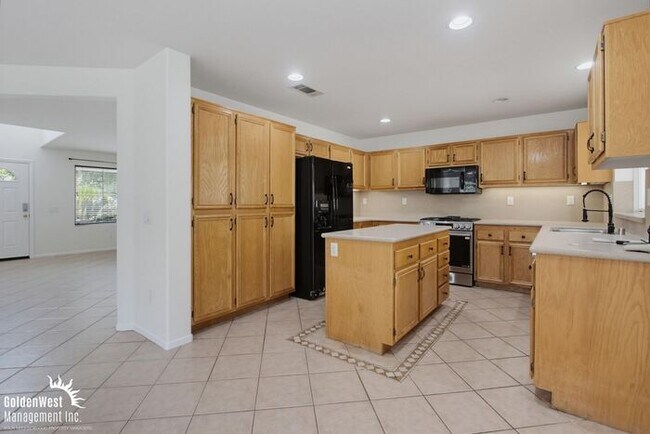 Building Photo - Bright & Spacious 4Bdm and 3Ba Home in Escondido!