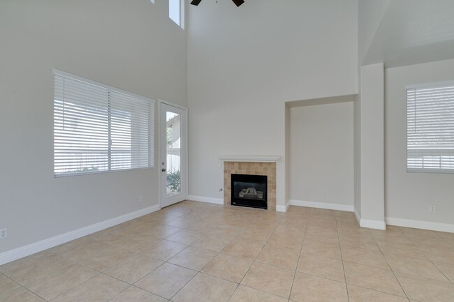 Building Photo - Beautiful 3-Bedroom Home in Silverado Ranch