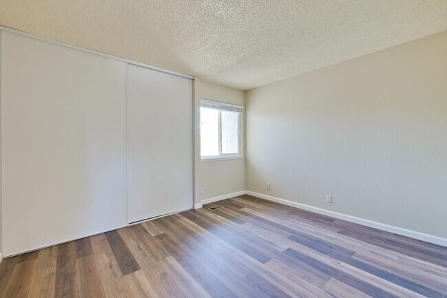 Building Photo - Reduced-Beautiful 3 bedroom 2 bath Single Family Home $4395