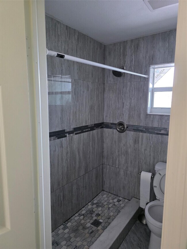 Building Photo - 4031 NE 8th Ave