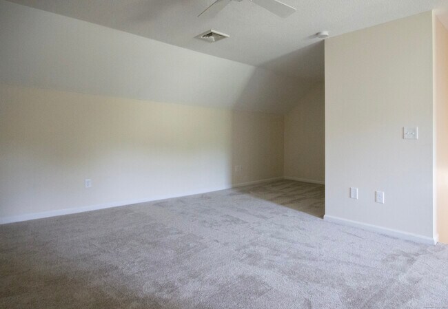Building Photo - 378 Meridian St Ext