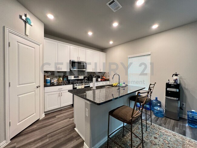 Building Photo - Spacious 2-Story 3/2.5/2 in Fort Worth For...