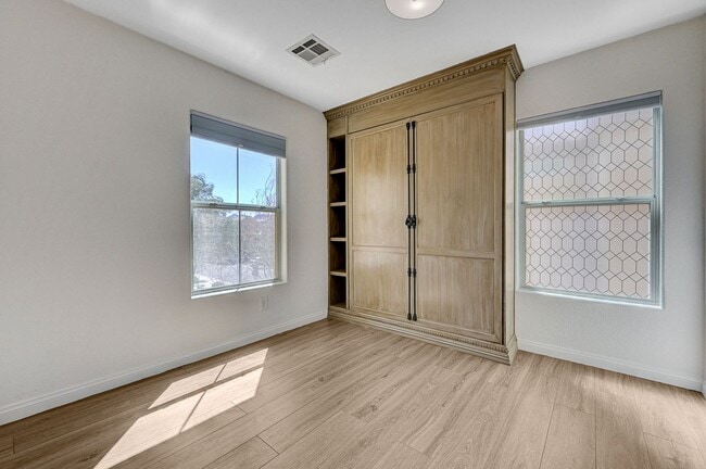 Building Photo - Stylish Tri-Level Home/Tandem Garage in Henderson