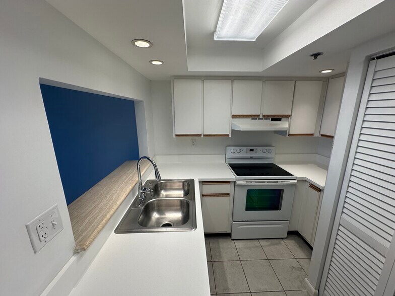 Building Photo - 540 Brickell Key Dr