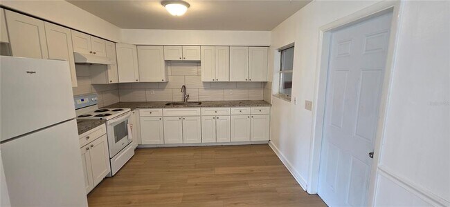 Building Photo - 410 S Oakwood Ave