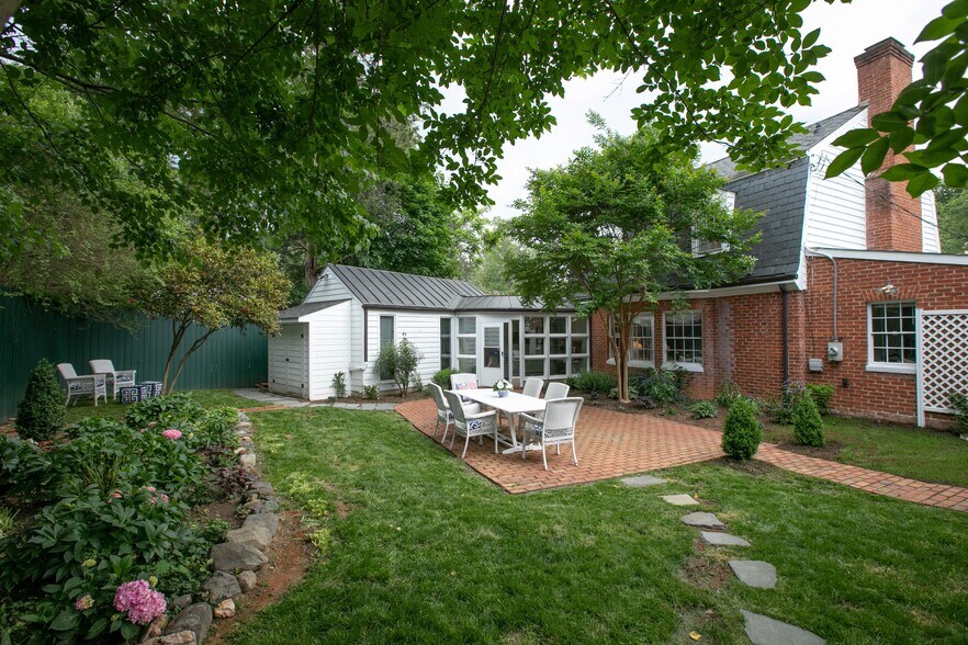 Building Photo - 207 Cameron Ln