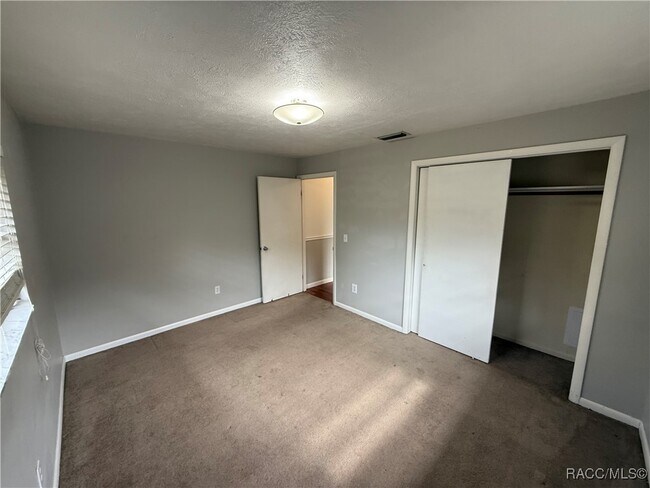 Building Photo - 920 N Lyle Ave