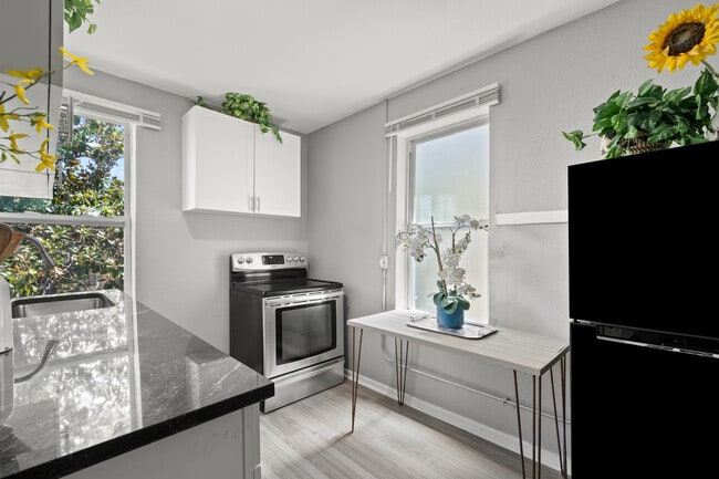 Building Photo - 511 16th St S