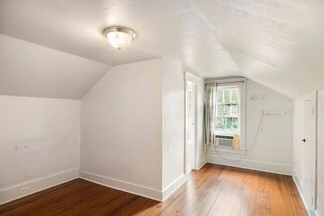 Building Photo - "Historic 2-Bed Apartment with Gleaming Hardwood Floors in Prime Durham Location!"