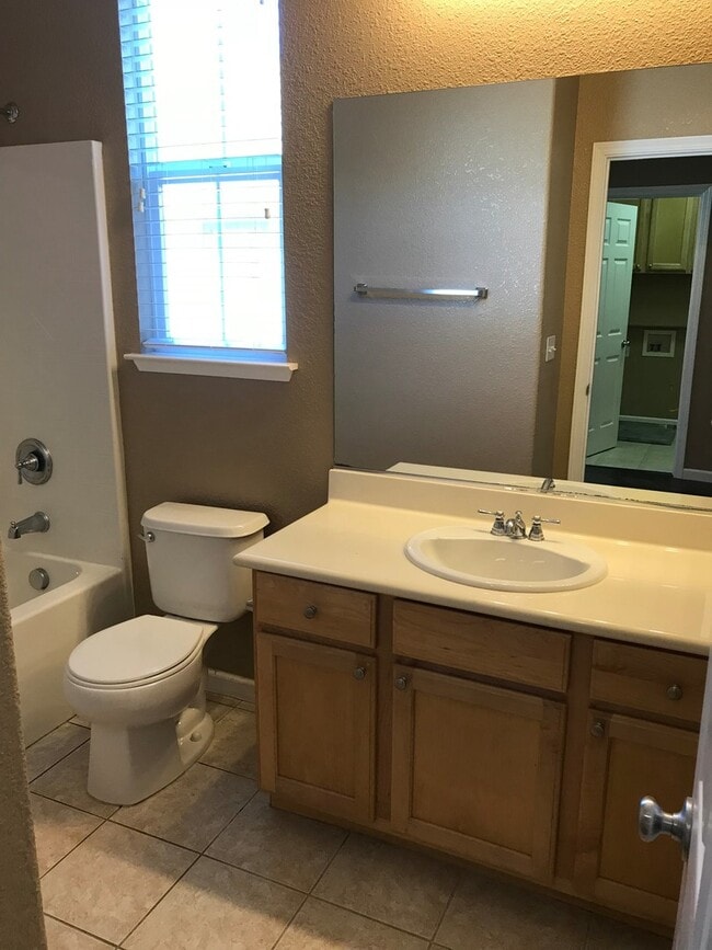 Building Photo - Beautiful 4 Bedroom, 2.5 Bath Mountain House Home