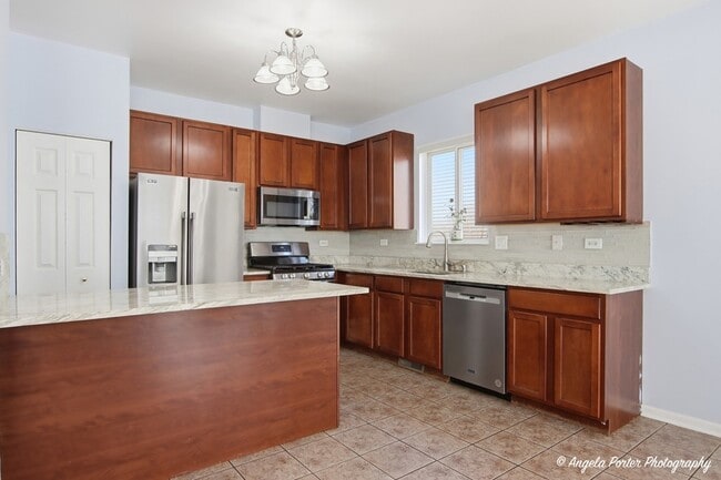 Building Photo - 749 S Parkside Dr