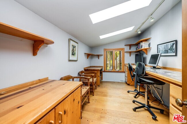 Building Photo - 454 E Rustic Rd