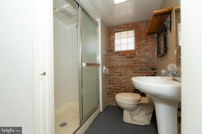 Building Photo - 640 Dover St