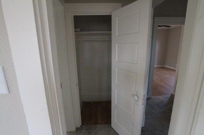 Building Photo - 1324 1/2 Main St - Apartment