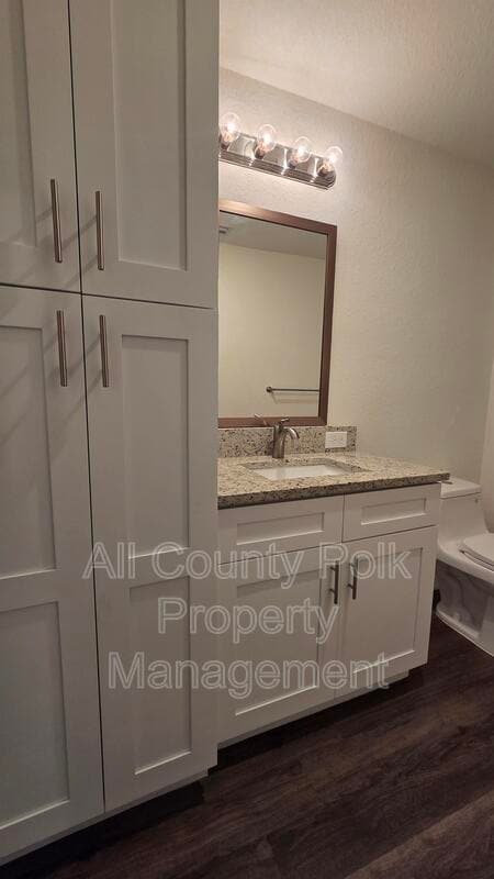 Building Photo - 915 Ariana St