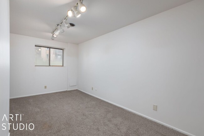 Building Photo - Fully Renovated 4-Bedroom Townhome in Prim...
