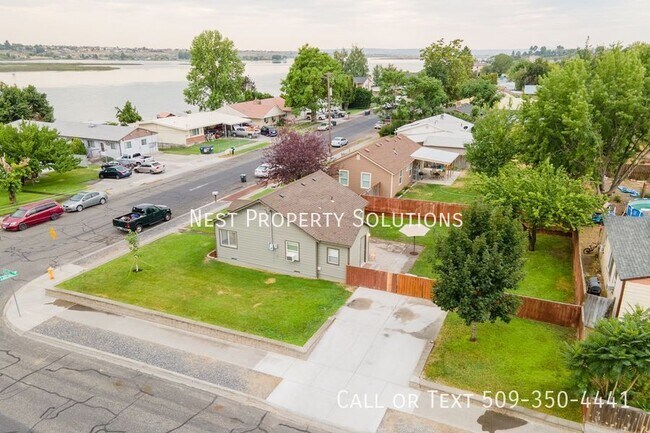 Building Photo - 3004 W Lakeside Dr