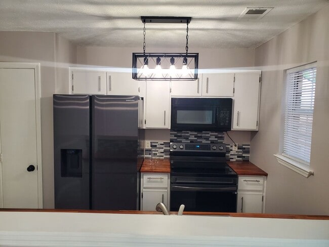 Building Photo - Cute 3 bedroom, 2 bath home located off of...