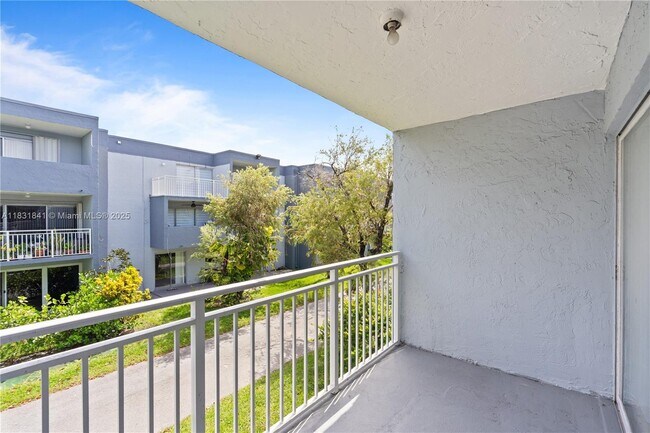 Building Photo - 9373 Fontainebleau Blvd