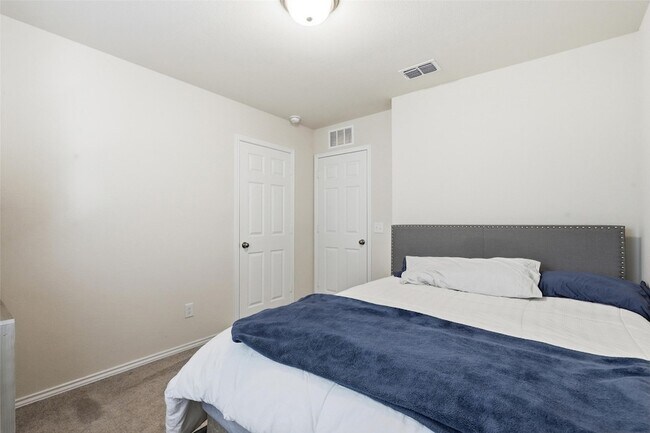 Building Photo - 10101 Newtown Dr