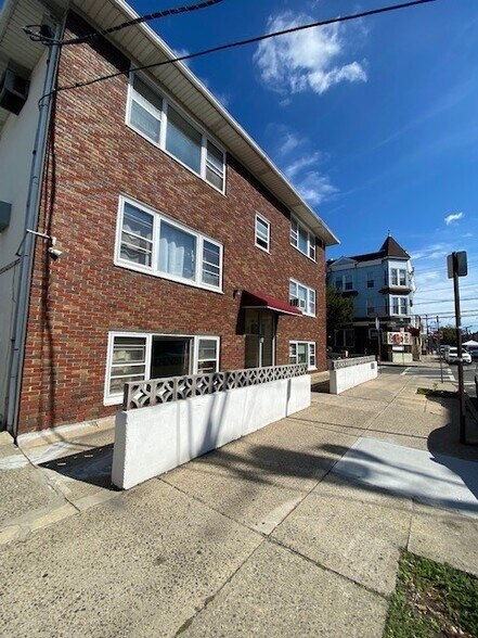 Building Photo - 13 Clover St